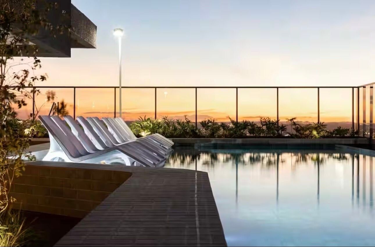 Piscina externa, funciona das 8h às 23h, espreguiçadeiras