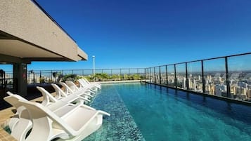 Apartamento | Piscina | Piscina externa, funciona das 8h às 23h, espreguiçadeiras
