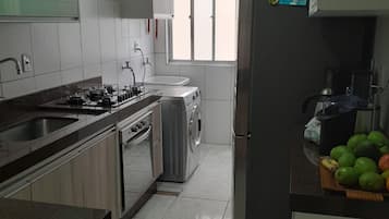 Apartamento, sacada, vista para a cidade | Cozinha privada | Geladeira, cooktop, talheres/pratos/utensílios de cozinha