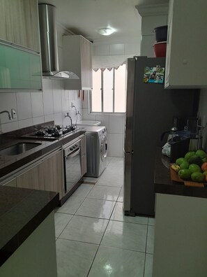 Apartamento, sacada, vista para a cidade | Cozinha privada | Geladeira, cooktop, talheres/pratos/utensílios de cozinha