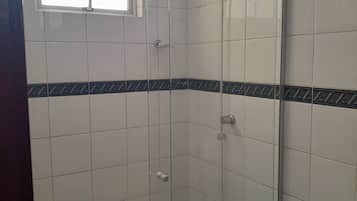 Apartamento, sacada, vista para a cidade | Banheiro | Secador de cabelo, toalhas de banho, sabonete, shampoo