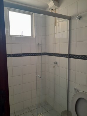 Apartamento, sacada, vista para a cidade | Banheiro | Secador de cabelo, toalhas de banho, sabonete, shampoo