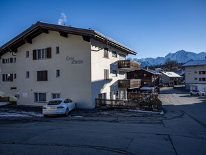 Ein Gebäude mit einem Schild, auf dem 'Casa Martin' steht, und ein weißes Auto davor geparkt.