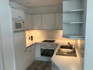 Réfrigérateur, batterie de cuisine, vaisselle et ustensiles