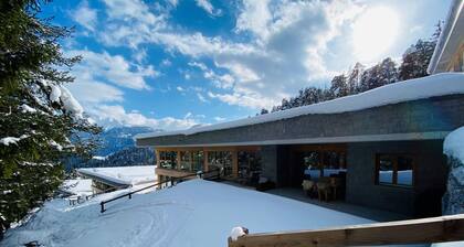 Alp Resort Ski In/Ski Out, (Laax Murschetg). 4.5 Zimmerwohnung by Interhome