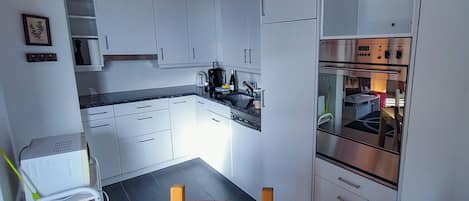 Réfrigérateur, batterie de cuisine, vaisselle et ustensiles
