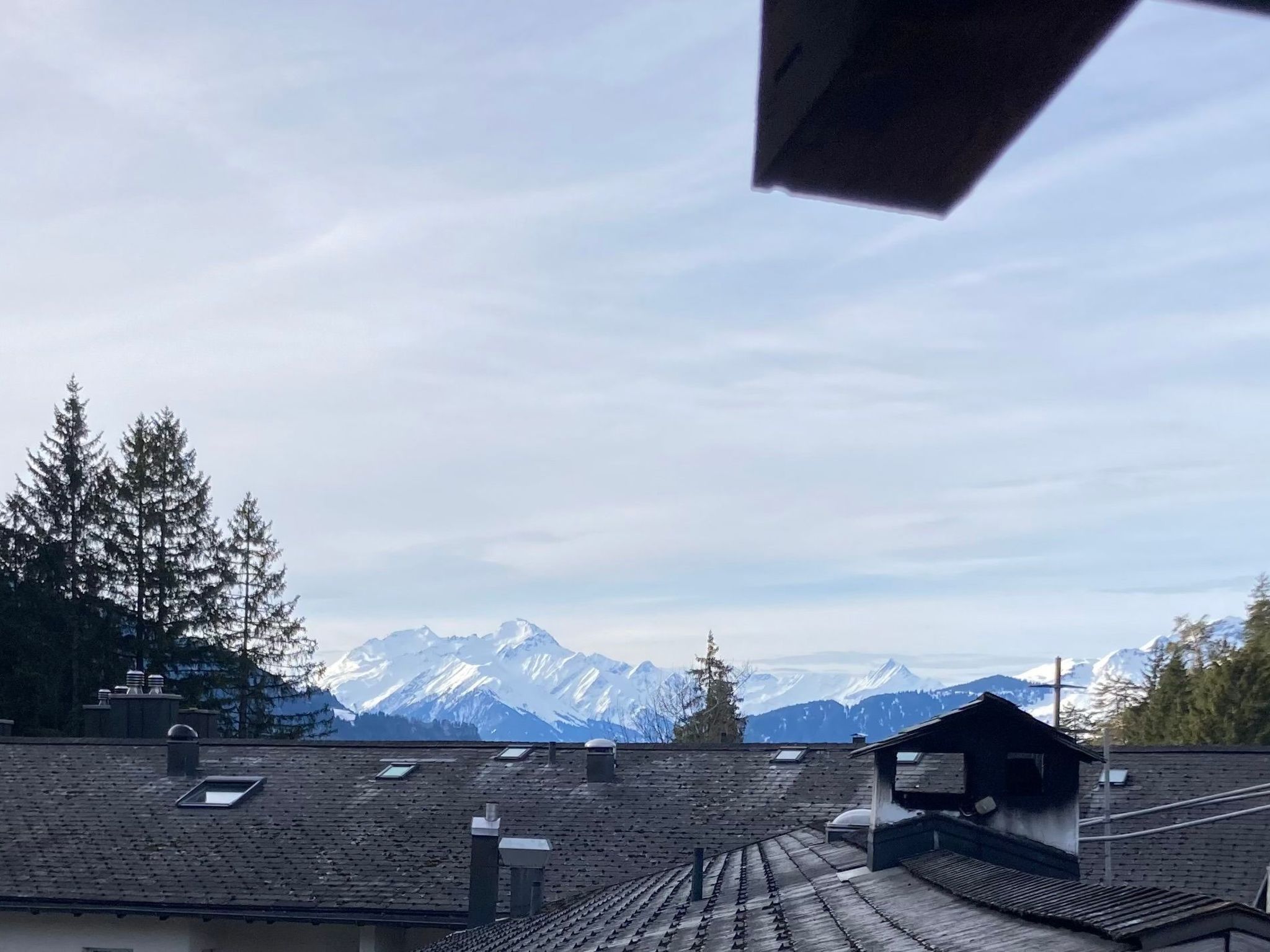 Zona residencial con vistas a montañas nevadas.