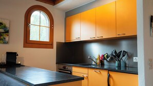 Refrigerador, lavavajillas, utensilios de cocina