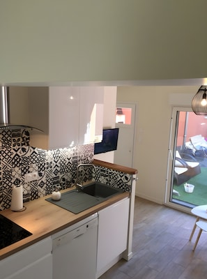 Fridge, microwave, stovetop, dishwasher