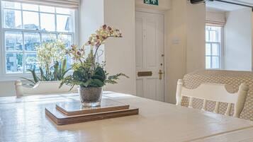 Deluxe Cottage, 2 Bedrooms, Non Smoking, City View | Dining