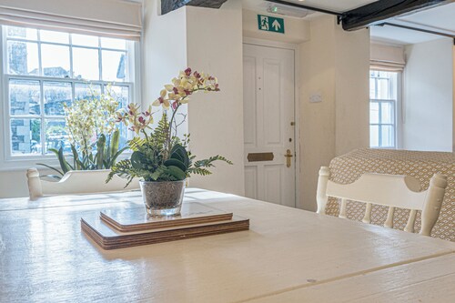 7 Grade II Listed Cosy Cottage Free Parking