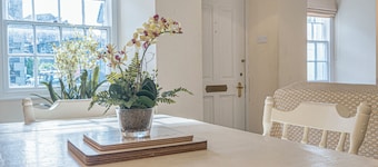 7 Grade II Listed Cosy Cottage Free Parking