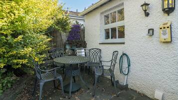 Deluxe Cottage, 2 Bedrooms, Non Smoking, City View | Outdoor dining