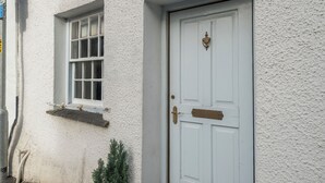 A white door with a brass handle and a window with a white frame. - 7 Grade II Listed Cosy Cottage Free Parking (Ambleside)