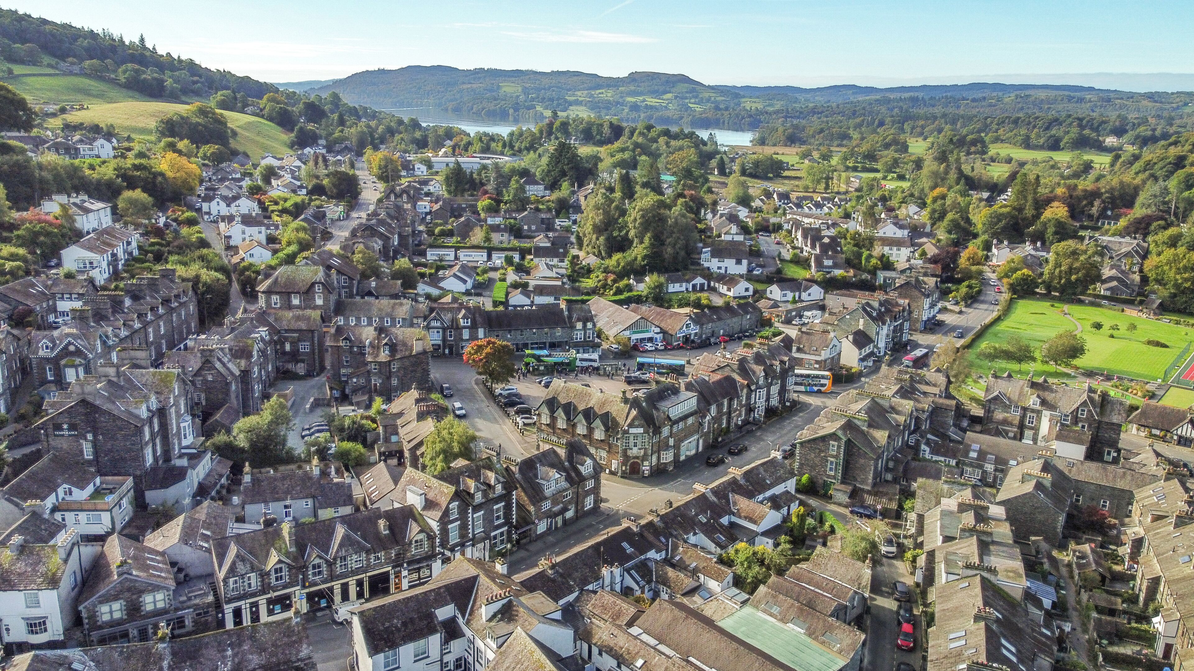 Eine Stadt mit historischen Gebäuden, einem zentralen Platz und Blick auf die umliegende Landschaft.