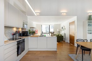 Private kitchen - GuestReady - Chic London Flat with Balcony Retreat (London)