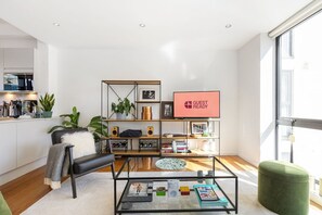 Living area - GuestReady - Chic London Flat with Balcony Retreat (London)