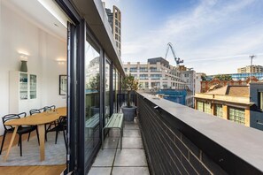 Outdoor dining - GuestReady - Chic London Flat with Balcony Retreat (London)