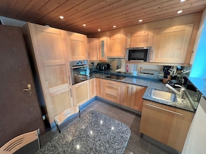 Fridge, microwave, oven, dishwasher - Residenza Cristallo, (Flims Dorf), by Interhome (Flims)