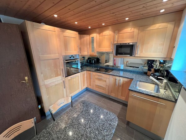 Fridge, microwave, oven, dishwasher - Residenza Cristallo, (Flims Dorf), by Interhome (Flims)