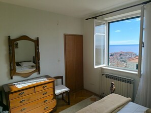 2 chambres, fer et planche à repasser, Wi-Fi, draps fournis
