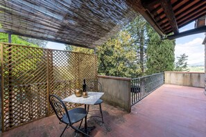 Outdoor dining - Vrbo Property (Toscana)