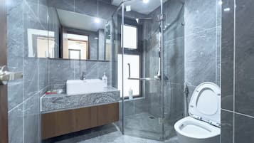 Appartement Luxe, balcon, vue ville | Salle de bain | Douche, articles de toilette gratuits, sèche-cheveux, chaussons