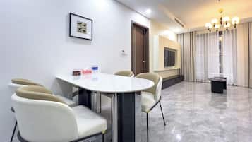 Appartement Luxe, balcon, vue ville | Restauration