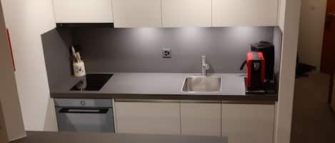Kühlschrank, Ofen, Geschirrspüler, Kochgeschirr/Geschirr/Besteck