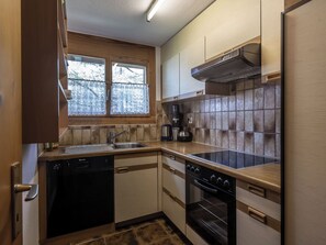 Fridge, oven, dishwasher, cookware/dishes/utensils