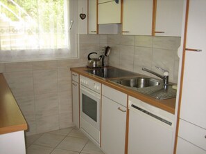 Kühlschrank, Ofen, Geschirrspüler, Kochgeschirr/Geschirr/Besteck