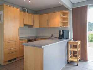 Fridge, oven, dishwasher, cookware/dishes/utensils - Casa Davinci, (Laax Cons). 5.5 Zimmerwohnung by Interhome (Laax)
