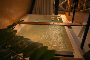 Outdoor spa tub - Cabana Country Romântica com Banheira & Piscina (Palhoça)