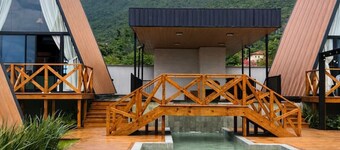 Cabana Country Romântica com Banheira & Piscina
