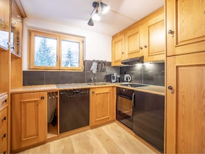 Kühlschrank, Ofen, Geschirrspüler, Kochgeschirr/Geschirr/Besteck