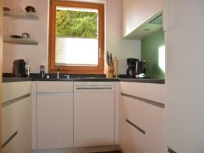 Refrigerador, horno, lavavajillas, utensilios de cocina