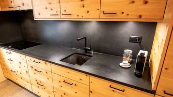 Fridge, oven, dishwasher, cookware/dishes/utensils