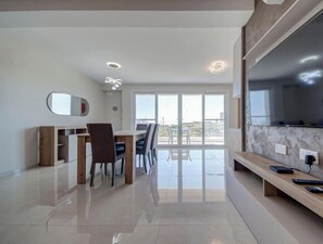 Interior - Pembroke 2BR Sea View Walk to Beach & Town (Pembroke)
