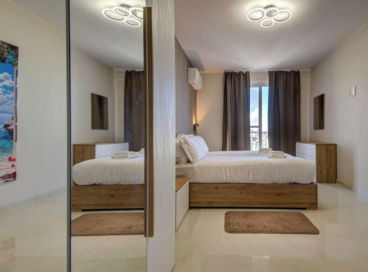 Desk, travel cot, WiFi, bed sheets