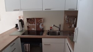 Kühlschrank, Ofen, Geschirrspüler, Kochgeschirr/Geschirr/Besteck