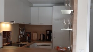 Kühlschrank, Ofen, Geschirrspüler, Kochgeschirr/Geschirr/Besteck