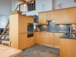 Kühlschrank, Mikrowelle, Ofen, Geschirrspüler