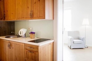 Fridge, stovetop, high chair, dining tables - Large 4-person apartment with a terrace (Debki)