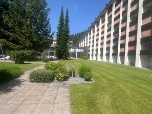 Property grounds - Rancho 121, (Laax Uletsch). 2.5 Zimmerwohnung, 70m², Dusche, sep. WC, für 3 Per by Interhome (Laax)