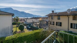A residential area with houses, a clear sky, and mountains in the background. - A charming, detached, 200-square-meter period house on three levels, accommodating up to 10 people.The property is located in Gravedona e Uniti, a charming village on the northwest shore of Lake Como, known for its historic center and picturesque lakefro (Gravedona ed Uniti)