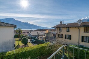 A residential area with houses, a clear sky, and mountains in the background. - A charming, detached, 200-square-meter period house on three levels, accommodating up to 10 people.The property is located in Gravedona e Uniti, a charming village on the northwest shore of Lake Como, known for its historic center and picturesque lakefro (Gravedona ed Uniti)