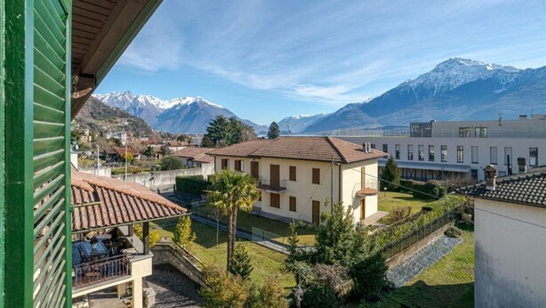 A residential building with a balcony, a view of a mountain range, and a clear sky. - A charming, detached, 200-square-meter period house on three levels, accommodating up to 10 people.The property is located in Gravedona e Uniti, a charming village on the northwest shore of Lake Como, known for its historic center and picturesque lakefro (Gravedona ed Uniti)