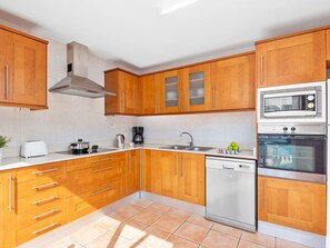 Kühlschrank, Mikrowelle, Ofen, Geschirrspüler