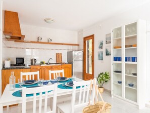Kühlschrank, Mikrowelle, Ofen, Kochgeschirr/Geschirr/Besteck
