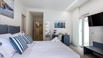 Double Room, Balcony | In-room safe, blackout drapes, free WiFi